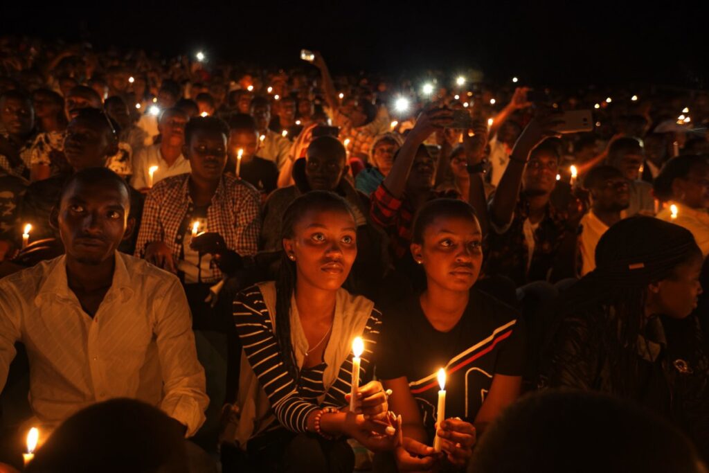 Menschen mit Kerzen gedenken der Opfer des Volkermordes in Ruanda im Amahoro Stadium in Kigali Ruanda 07.04.2019 picture alliance ap
